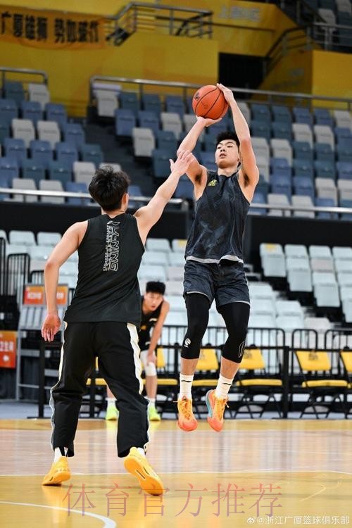 广厦官方分享球队训练图集：布朗和未跟队年轻球员训练结束