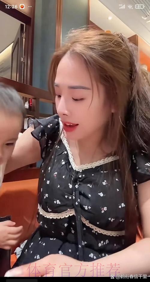 越南U23功臣范明福女友曝光，抖音红人黄兰英坐拥370万粉丝